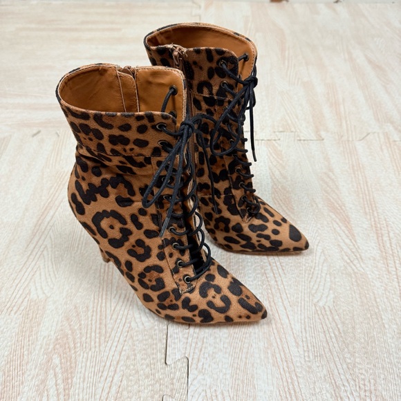 Olivia Jaymes Pointed Toe Cheetah Lace Up High Heel Stiletto Ankle Boot Size 6 - Picture 1 of 14